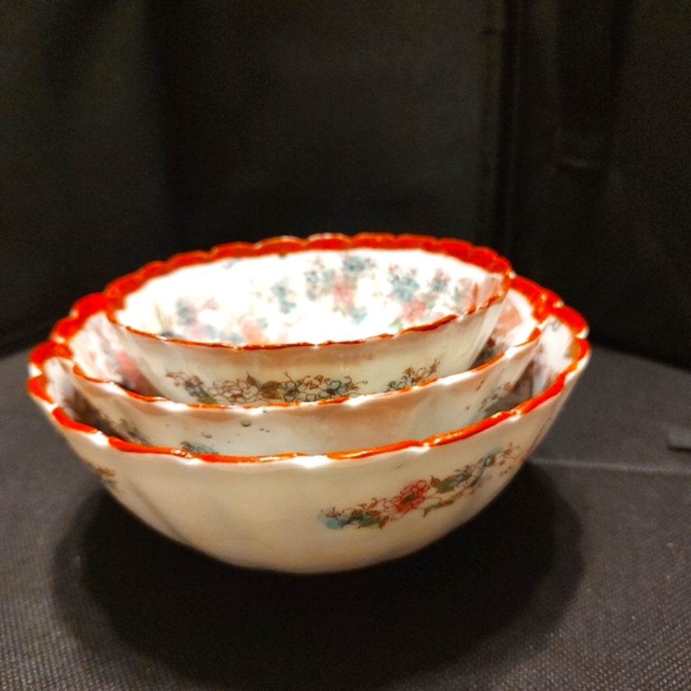 🔸⛩️🔸 Gorgeous Antique Vintage Hand Painted Japanese Porcelain Nesting Bowl Set - Picture 4 of 16